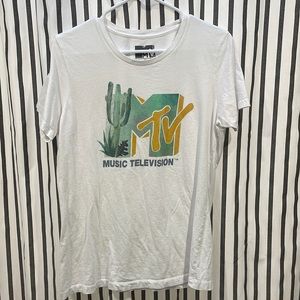 Tee-shirt , size XL fits like a M